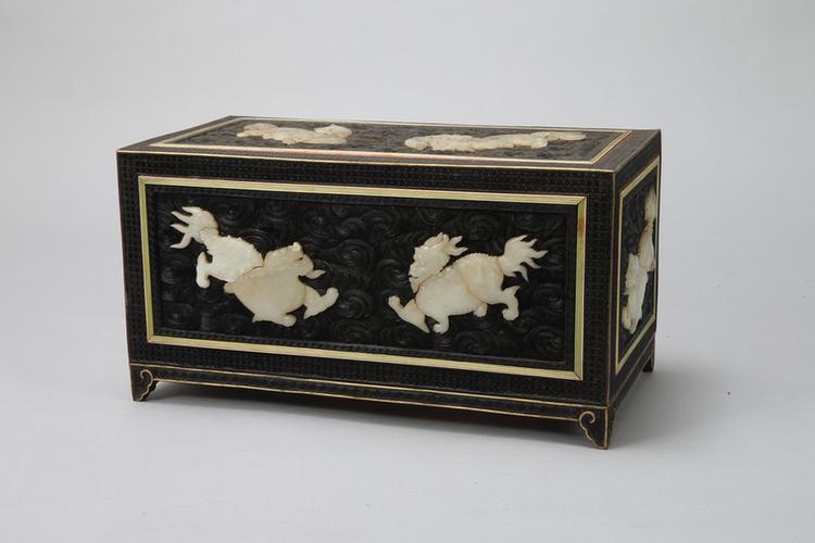剔黑锦纹嵌玉云兽纹长方匣