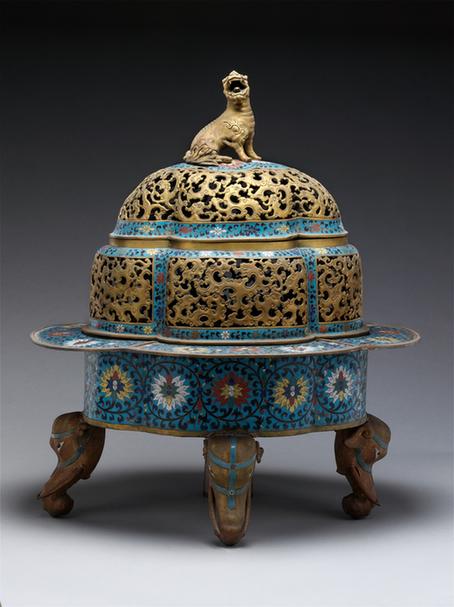 掐丝珐琅勾莲纹海棠式象首四足熏炉