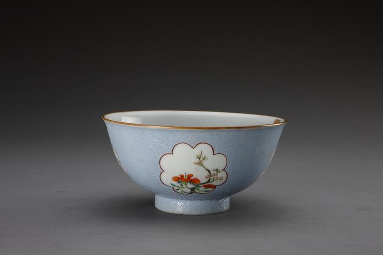 乾隆款蓝釉开光花卉纹碗