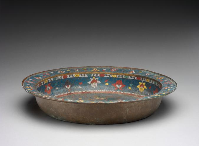 掐丝珐琅勾莲狮戏球图盆