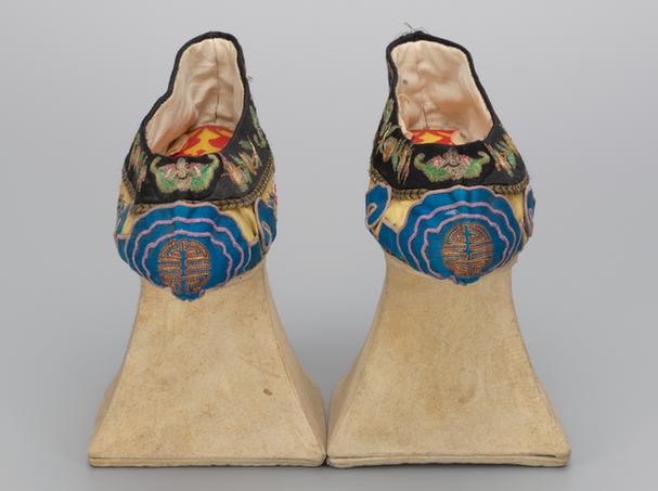 黄色缎盘绦穿珠花盆底女夹鞋