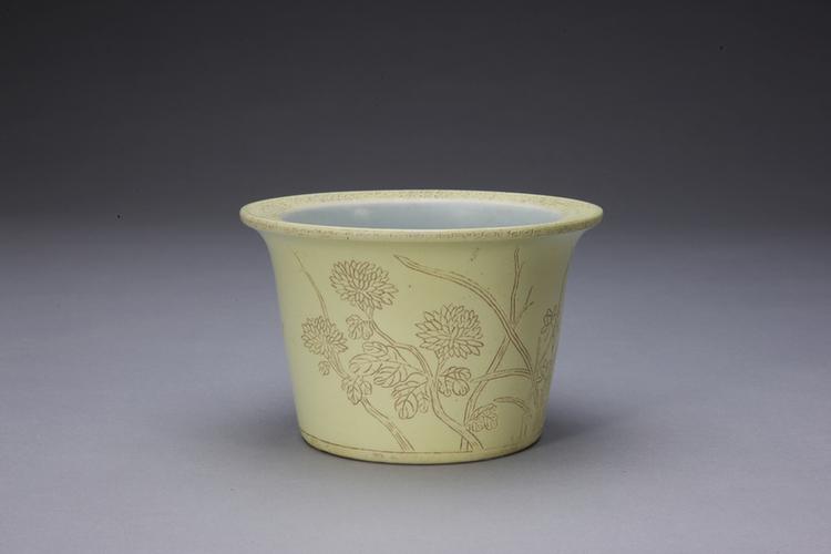 体和殿款黄釉暗刻折枝菊兰花纹花盆