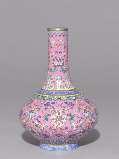 嘉庆款粉地粉彩缠枝莲纹直口瓶