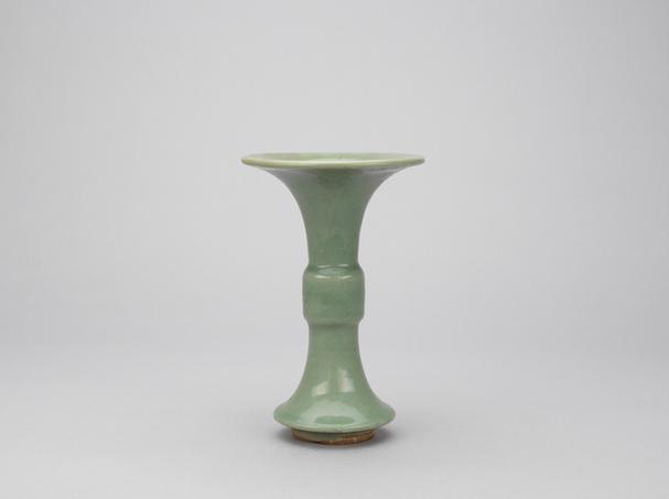 龙泉窑青釉花觚