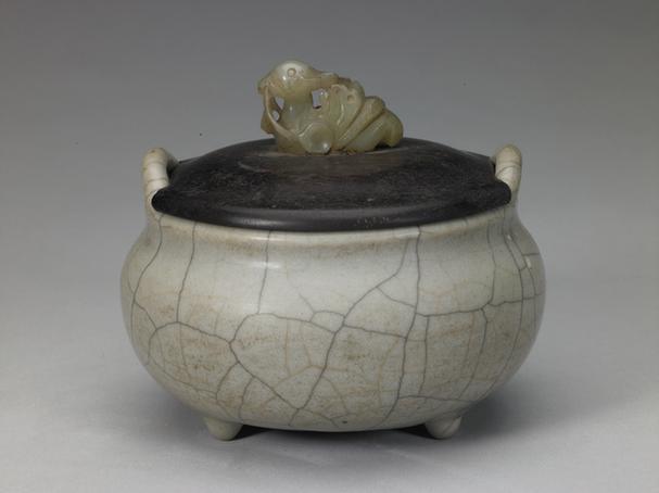灰釉双耳三足瓷炉