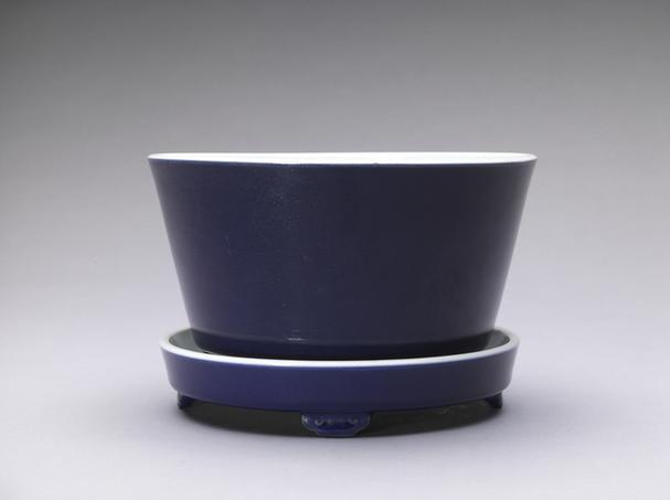 雍正款祭蓝釉花盆托