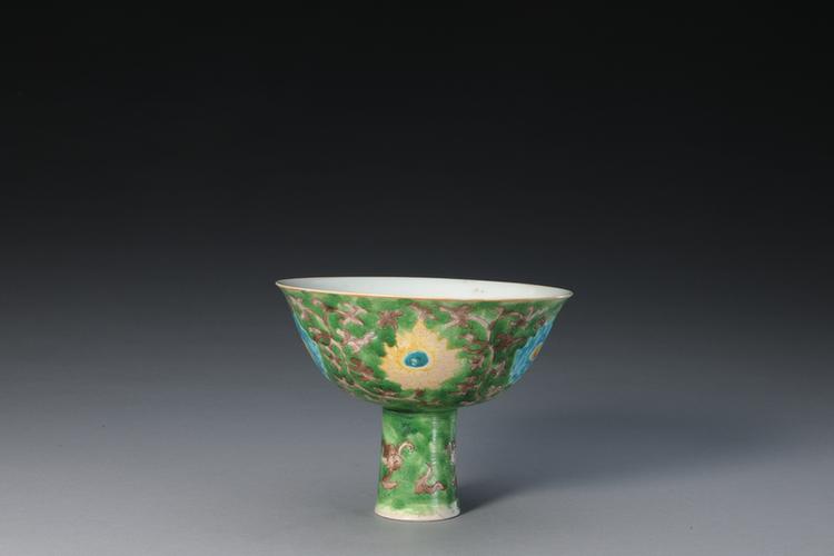 素三彩缠枝莲纹高足碗