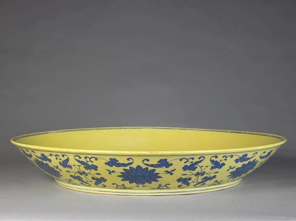 黄地青花缠枝莲纹大盘