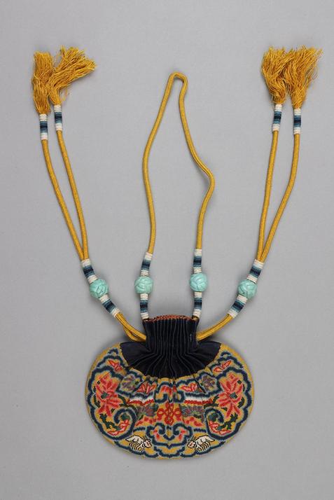 石青色缎口满纳菊花盘肠纹椭圆荷包