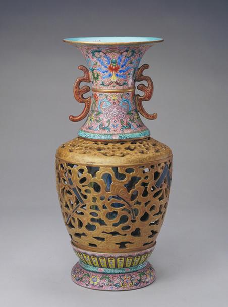 粉彩暗八仙纹双耳转心瓶