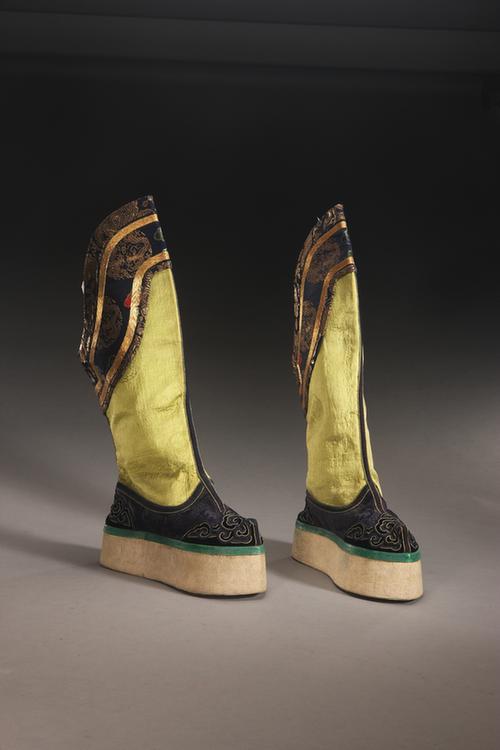 草绿色缎筒石青缎帮绒云纹头尖底靴