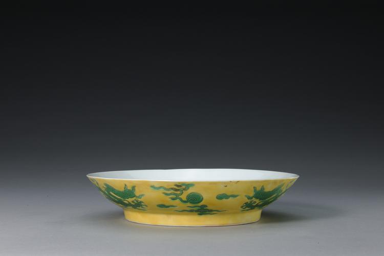 正德款里白釉外黄地绿彩云龙纹盘