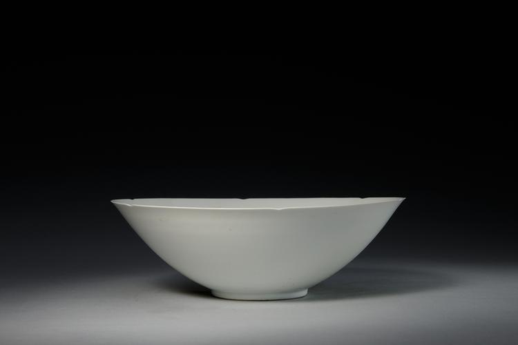 甜白釉划花葵瓣式碗