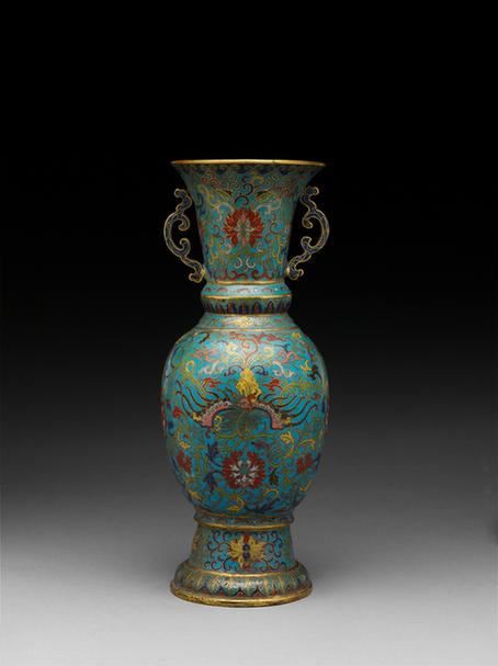 乾隆款掐丝珐琅勾莲纹螭耳活环瓶