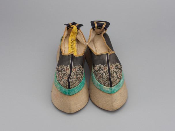 石青缎打籽尖绣底鞋