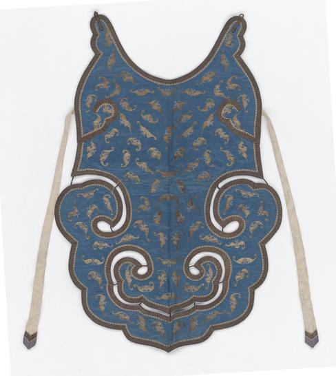 月白色缎平金绣蝠云纹棉怀挡