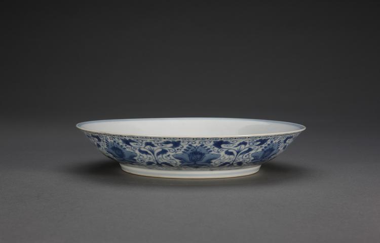 雍正款青花缠枝花纹盘