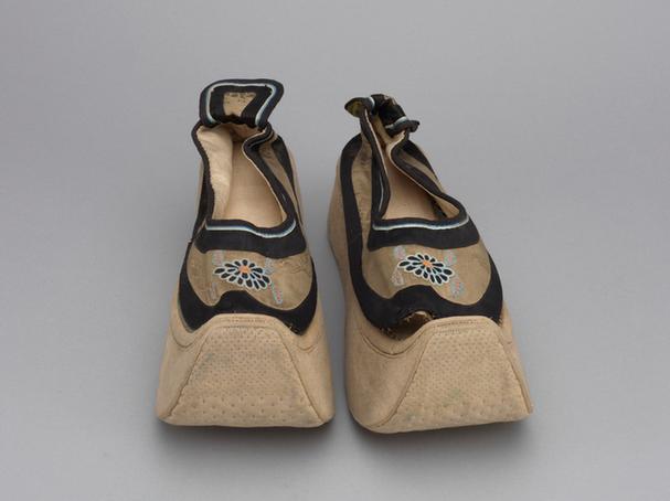 灰色缎盘绦菊花纹皂鞋