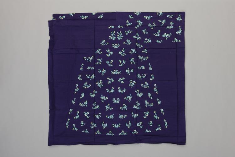 深藕荷色绸绣浅彩秋海棠纹袍料