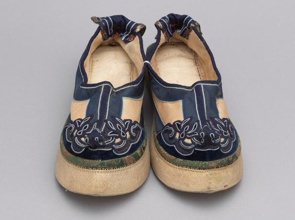 米黄色缎补绒云纹头尖底鞋