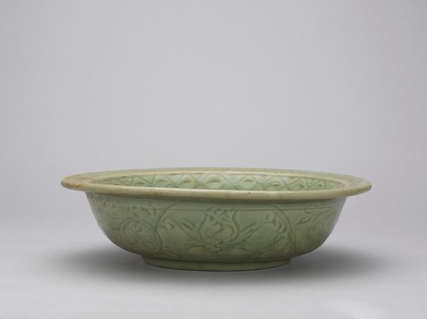龙泉窑青釉刻水波纹折沿洗