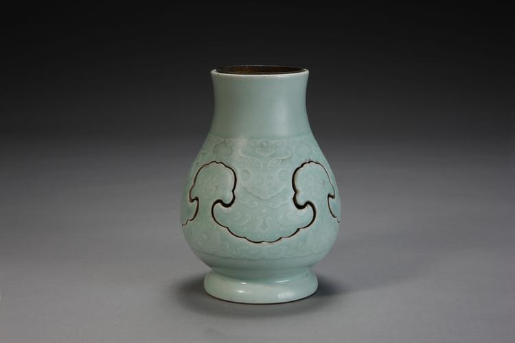 粉青釉暗兽面纹交泰尊