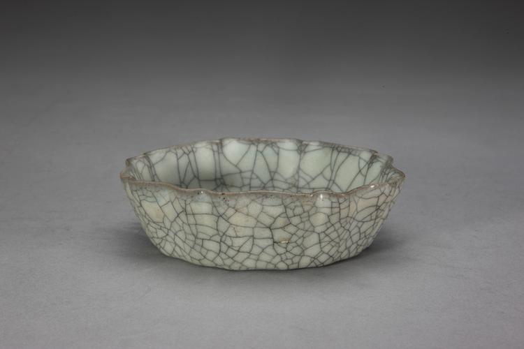 哥窑青灰釉葵瓣口洗