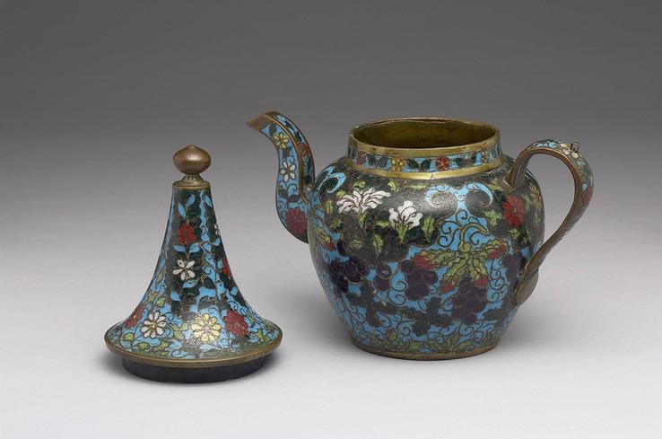 掐丝珐瑯葡萄纹壶