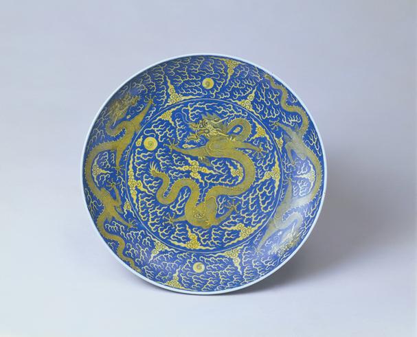 储秀宫制款蓝地黄彩云龙纹大盘