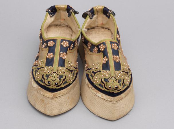 驼色缎缉米珠珊瑚珠尖底鞋