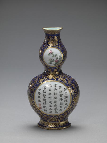 乾隆款祭蓝地描金开光粉彩花卉诗句图壁瓶