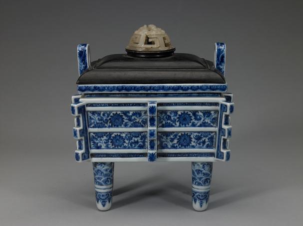 青花缠莲纹出戟双耳四足瓷鼎