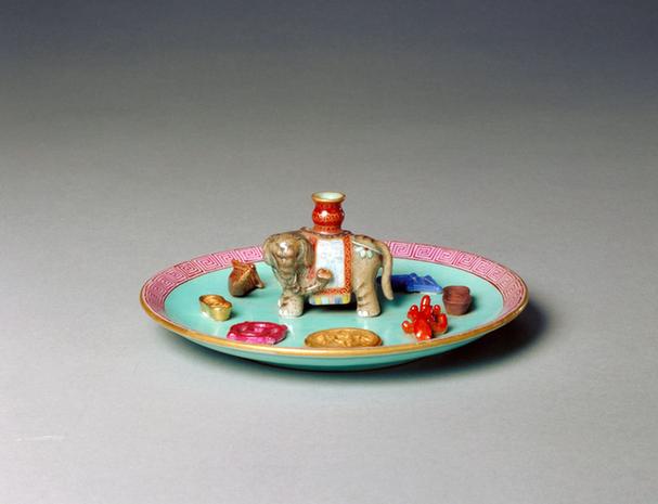 嘉庆款绿地粉彩象驮瓶香插