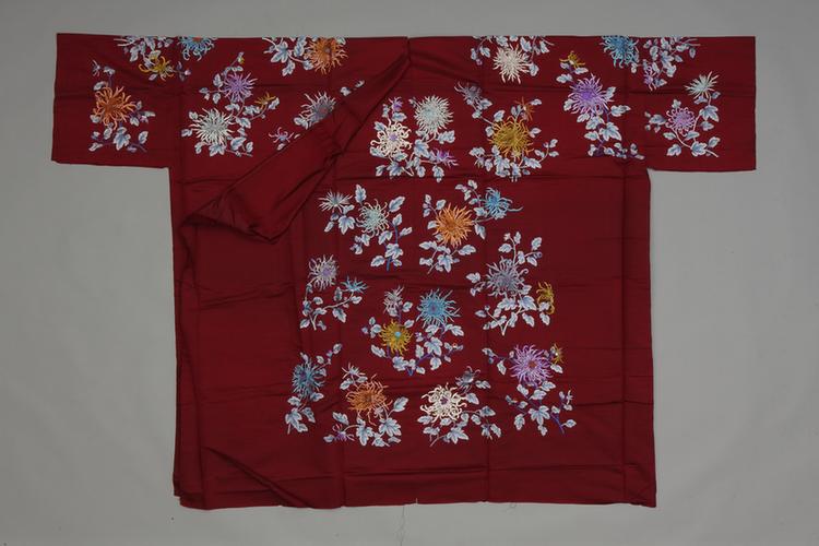 绛色绸绣九花纹氅衣料