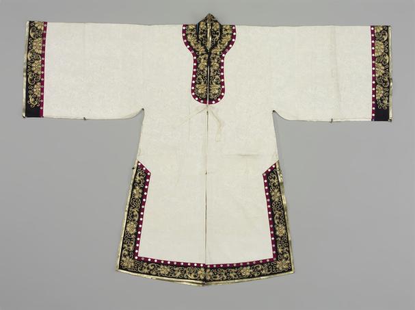 白色缎绣折枝花云蝠金狮纹二变男帔