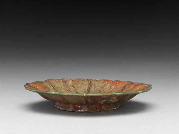 画珐琅莲瓣式盘