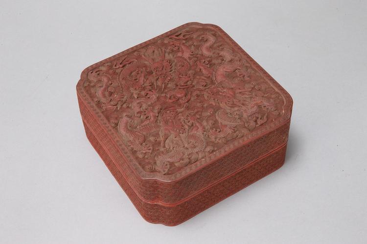 剔红三龙戏珠纹四方委角盒