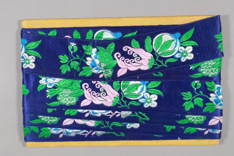 宝蓝色缎地淡彩三多牡丹纹绦