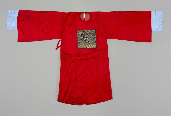 红色素缎缀平金绣云白鹇纹方补男官衣