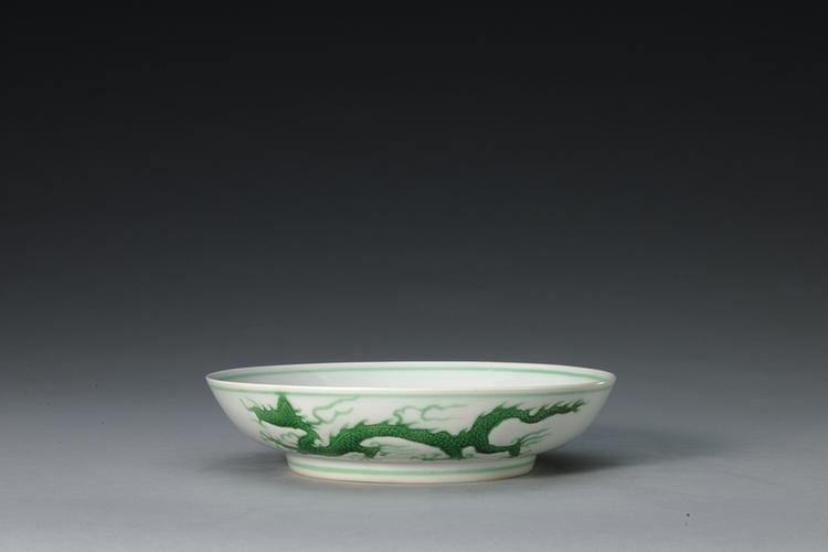 弘治款白地绿彩云龙暗划海水纹盘