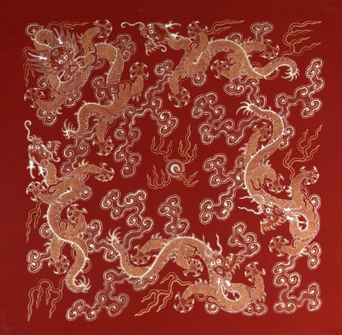 红色描金银龙戏珠纹斗方绢