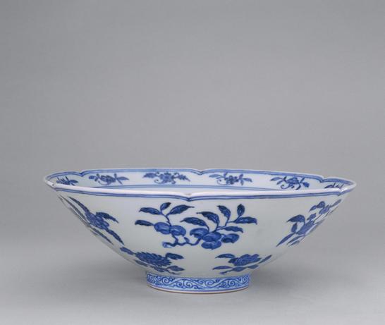宣德款青花折枝花果纹葵瓣口碗
