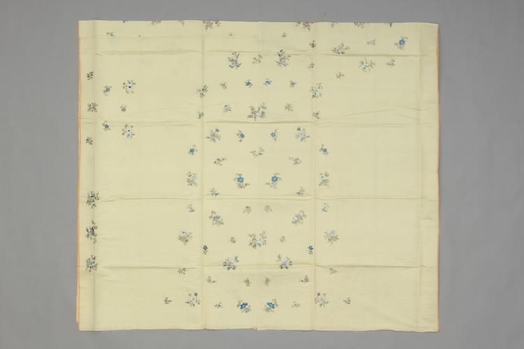 黄色绸绣浅彩金边小洋花纹袍料