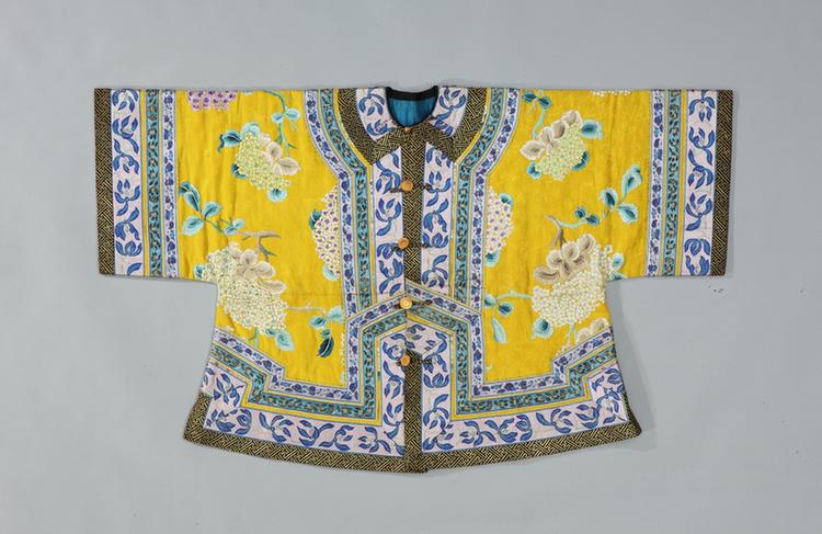 明黄色绸绣绣球花棉马褂