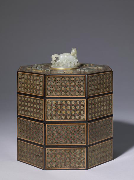 描油锦纹嵌玉八卦纹八方盒