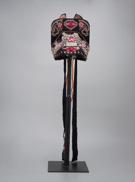 青色缎绣朵花纹串玻璃珠棒槌巾