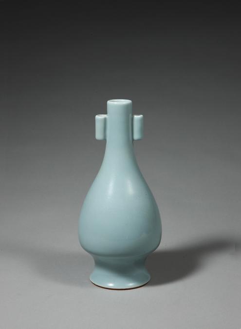 雍正款天蓝釉贯耳瓶