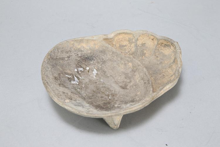 花瓣纹双足陶砚