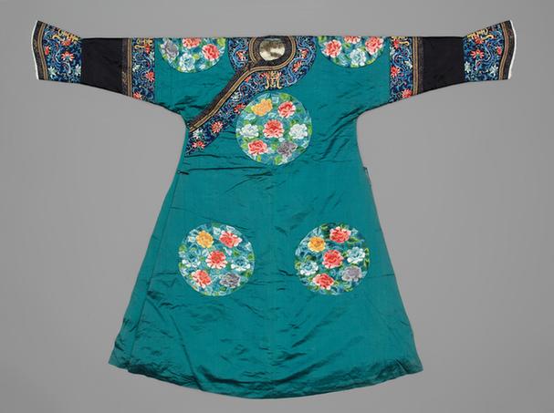 绿色缎缀绣八团花纹灰鼠皮女便袍