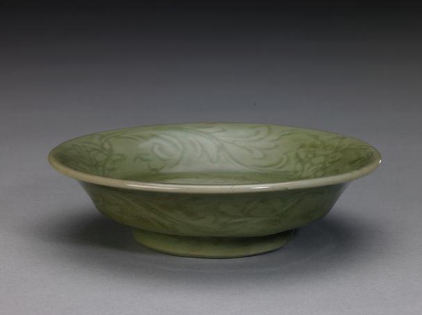 龙泉窑青釉划花香草纹盘